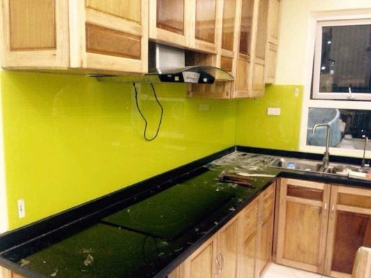 Kính sơn màu ốp bếp 2025