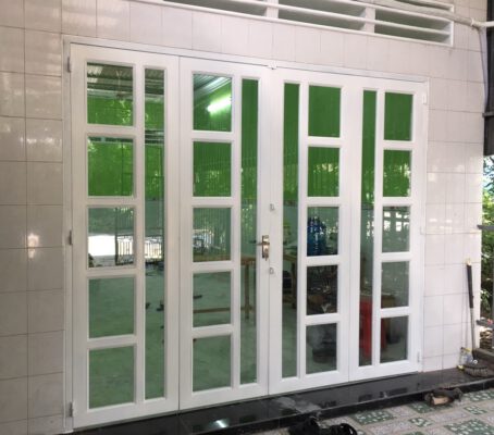 Cửa sắt kính cường lực đẹp
