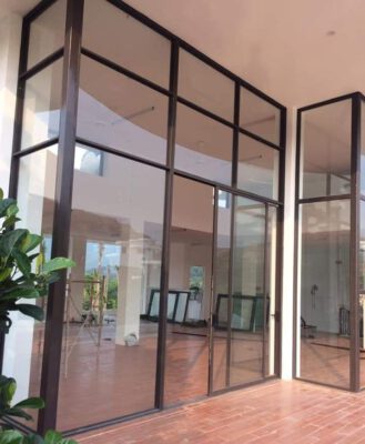 Vách kính cường lực 2027