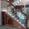 cầu thang kính tay vịn gỗ