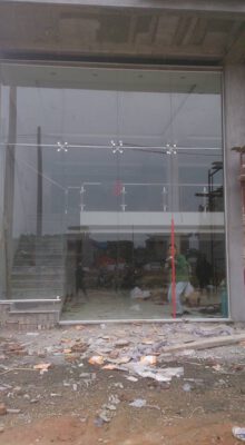 Mẫu cửa kính cường lực 2025